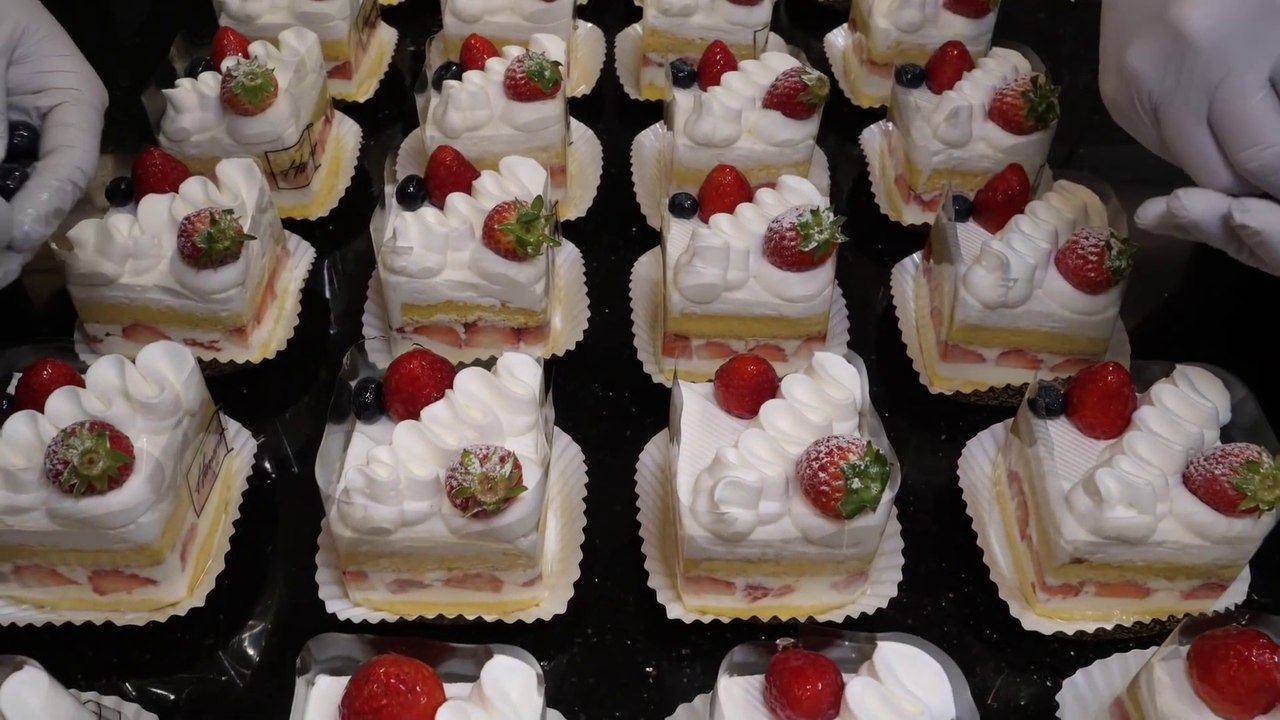 Food Kingdom - People who are serious about cake! Refreshing and sweet strawberry whipped cream cube cake ⧸ Cute .