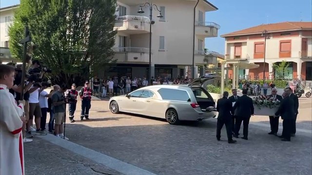 Sharon Verzeni i funerali, l'arrivo del feretro in chiesa