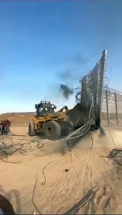 المشهدالذي بعث الأمل لكل تواق للحرية دك هذا الحاجز والجدار الذي أقيم بتأيد وحماية الأمم المتحدة فلاشي يقف أمام إرادة الشعوب