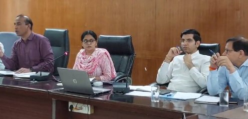 हरियाळो राजस्थान को लेकर बैठक: पौधरोपण का कार्य प्राथमिकता और जिम्मेदारी से करें: कलक्टर