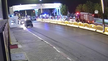 Скачать видео: Beton direğe çarpan hafif ticari araçtaki 1 kişi öldü, 1 kişi yaralandı