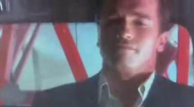 Arnold-schwarzenegger devasta un negozio con un carro attrezzi