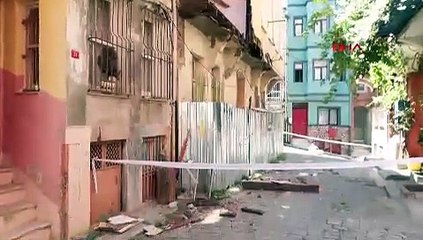 Tarihi semtte 2 katlı binanın balkonu çöktü