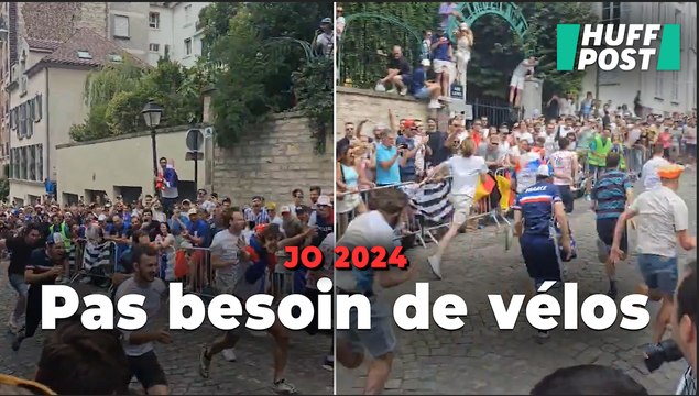Avant le passage des cyclistes à Montmartre, les spectateurs en folie