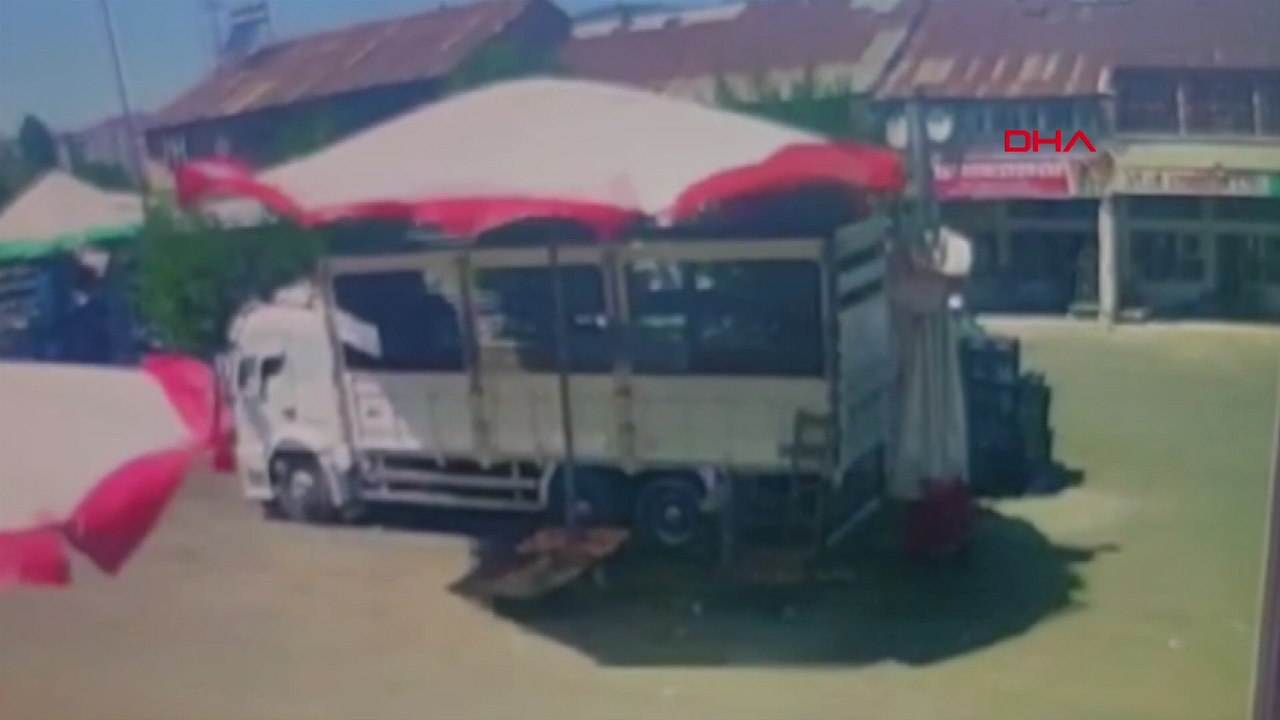 İş yerinin önündeki şemsiye, kuvvetli rüzgarda böyle uçtu