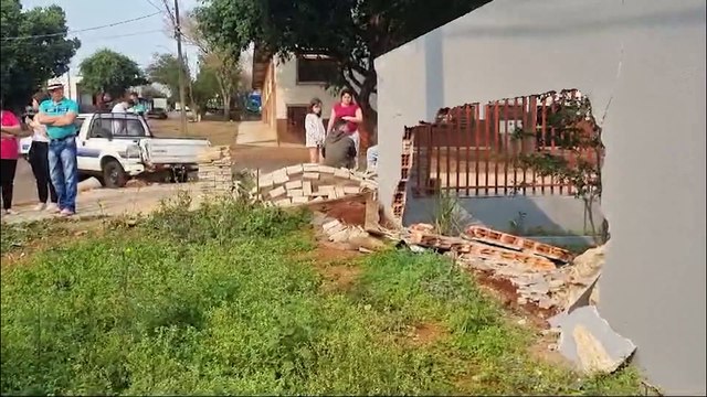 Muro de residência é destruído em acidente de trânsito no bairro Cataratas