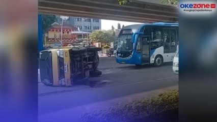 Download Video: Ditabrak Busway,Truk Bermuatan Gula Terguling di Tanjung Priok