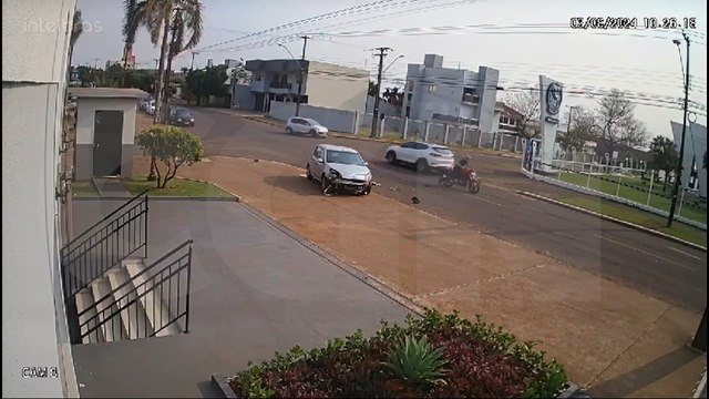 Câmera flagra assaltantes sendo arremessados após acidente durante fuga em Cascavel