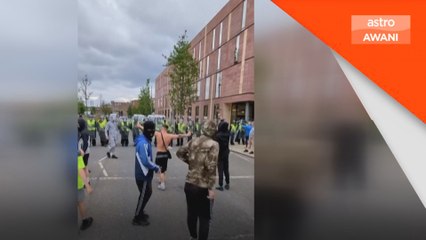 Penunjuk perasaan bertempur dengan polis