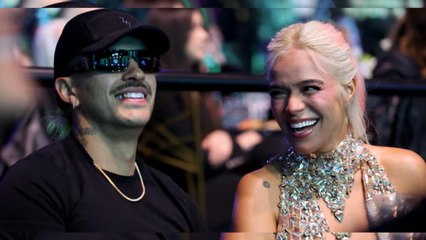 Karol G y Feid se dan un apasionado beso en vivo ❤️