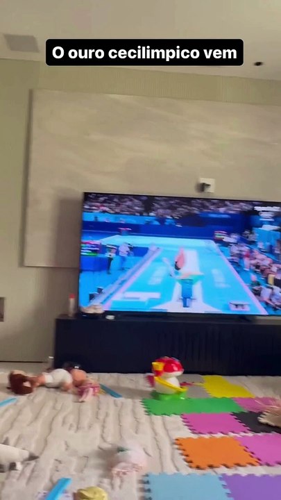 Filha de Militão e Karoline Lima encanta web ao ‘imitar’ saltos de Rebeca Andrade nas Olimpíadas