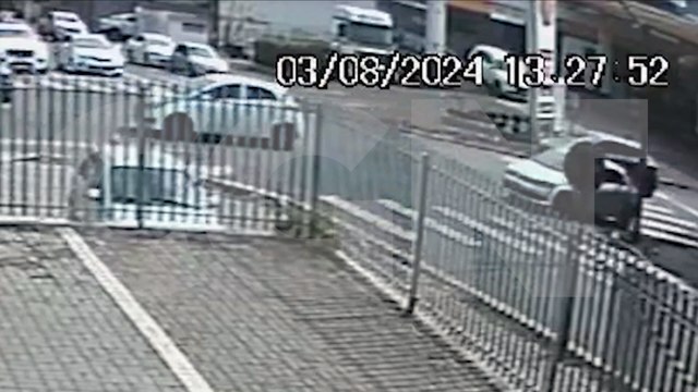 Câmera flagra acidente de trânsito na Avenida Carlos Gomes