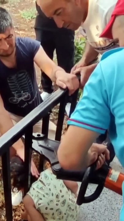 Kafası demire sıkışan minik kızın, kendisini ku...