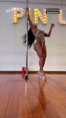 De body transparente, Gracyanne Barbosa chama atenção com flexibilidade no pole dance