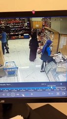 Markette çalışan kızına doğum günü sürprizi yapan baba