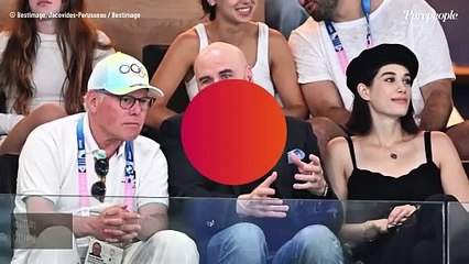 JO de Paris : John Travolta et sa fille Ella supporters du tonnerre à Bercy, le duo galvanisé par le nouveau sacre de Simone Biles