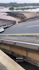 Ponte se divide ao meio em razão das intensas chuvas; veja vídeo
