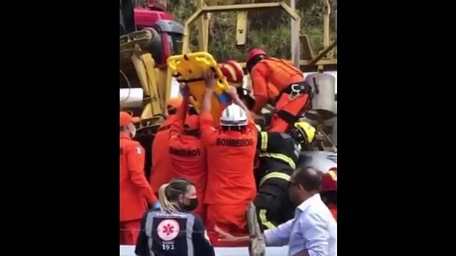 Vídeo mostra médica sobrevivente de acidente que deixou dois mortos sendo resgatada pelo Corpo de Bombeiros, em Flexeiras