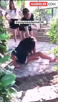 Akran zorbalığı kamerada! Genç kızı tekme tokat dövüp yerlerde sürükledi