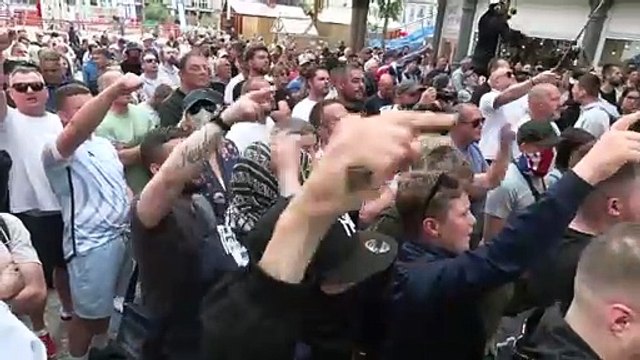 Enfrentamientos entre manifestantes de ultraderecha y la policía británica en varias ciudades