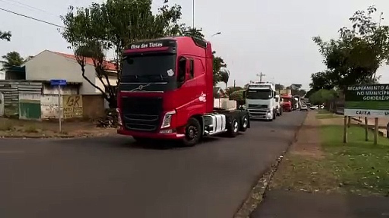 Emoção no sepultamento de caminhoneiro de Goioerê que faleceu em acidente