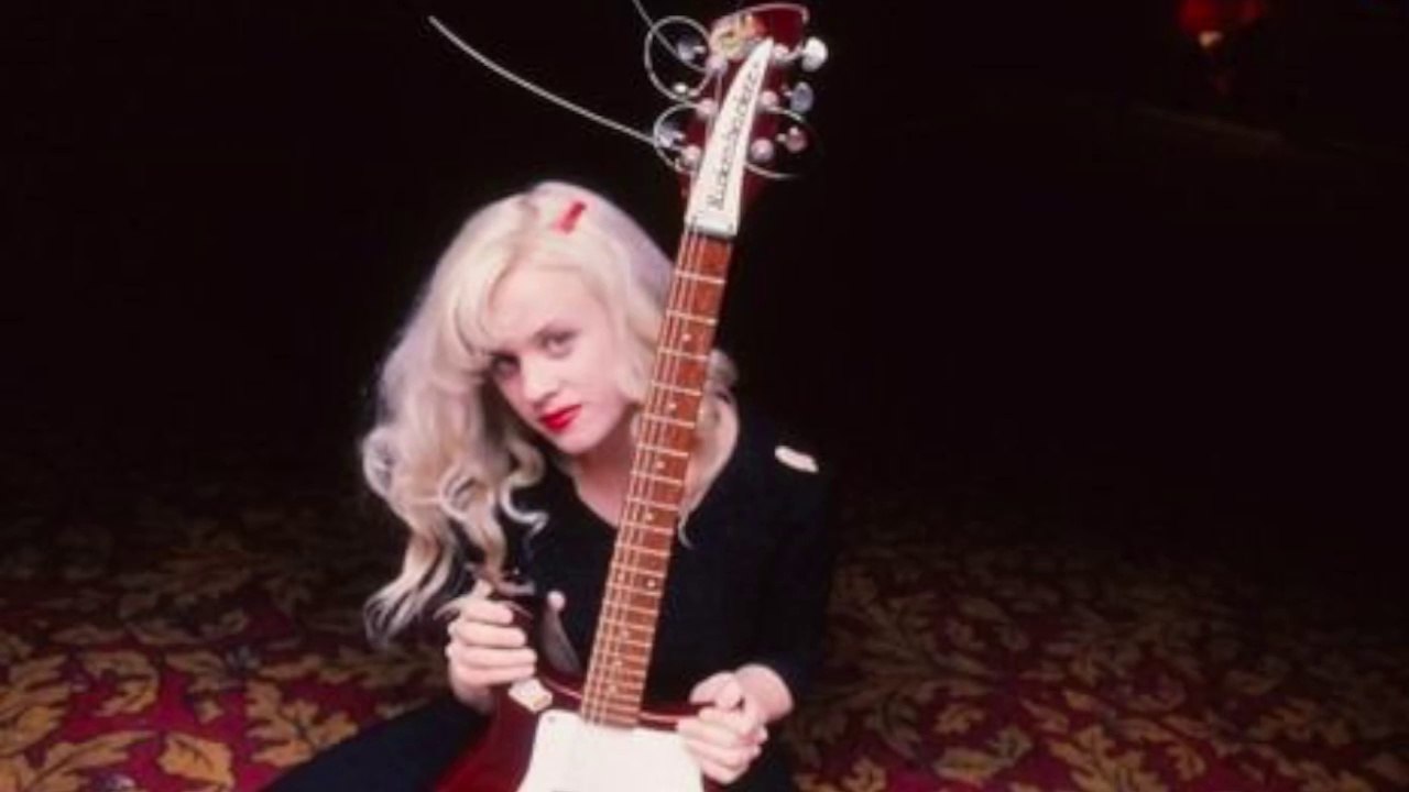 COMBUSTÍVEL, METAL E POEMA: AS FÉRIAS DO MESTRE GEORGE HARRISON - RICKENBACKER 425