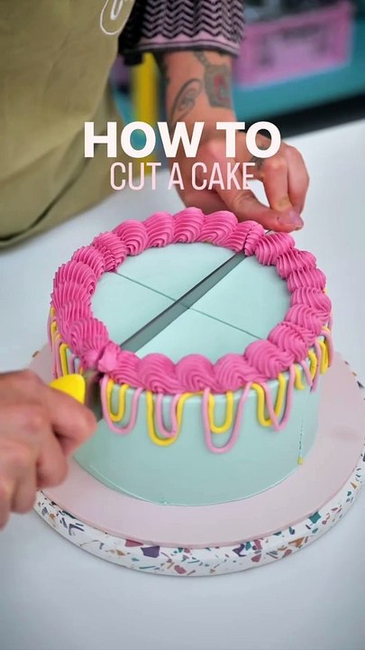 HOW TO CUT A CAKE
