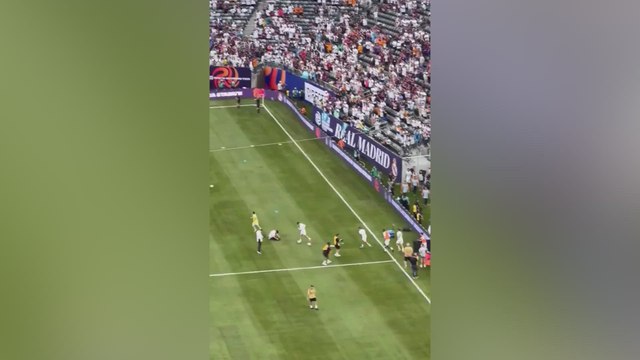 Electrifying Real Madrid entrance at MetLife Stadium: thousands of fans, sparse Barcelona supporters!