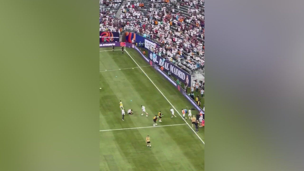 Electrifying Real Madrid entrance at MetLife Stadium: thousands of fans, sparse Barcelona supporters!