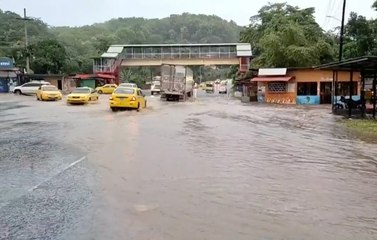 Video herunterladen: Fuertes lluvias en Colón causan desprendimiento de techos e inundaciones