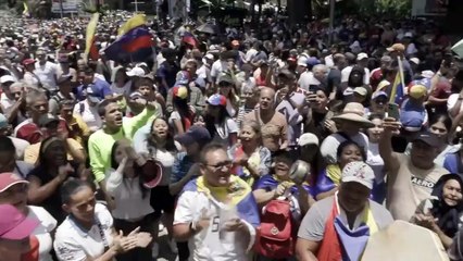 Machado reaparece en marcha y Maduro advierte que no aceptará que "usurpen" la presidencia