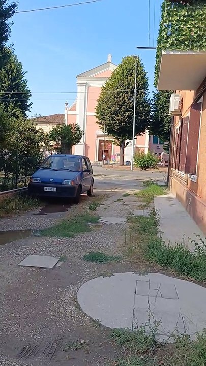 tricomi rodolfo che mi mette la sua auto davanti alle mie due finestre di cucina e bagno