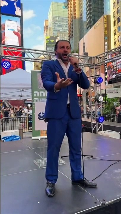 David Serero performs the Hatikvah on Times Square, New York (2024)