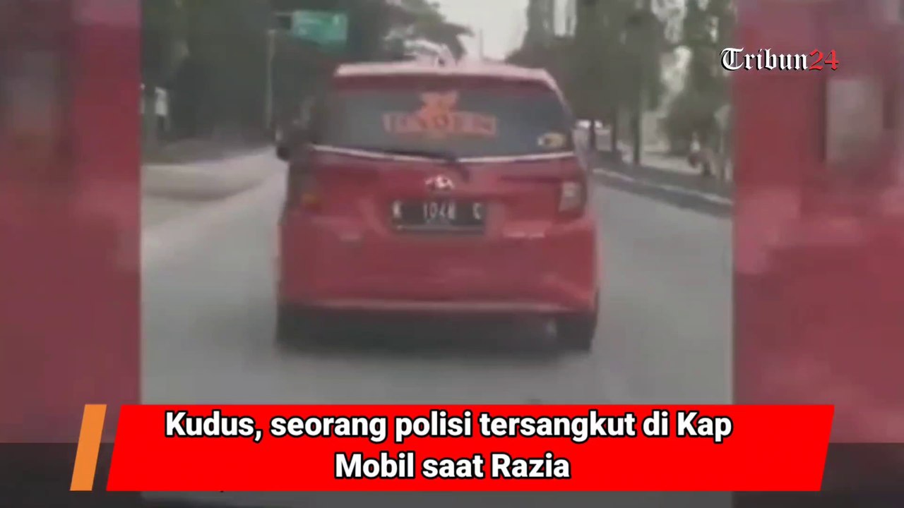 Kudus, seorang polisi tersangkut di Kap Mobil saat Razia