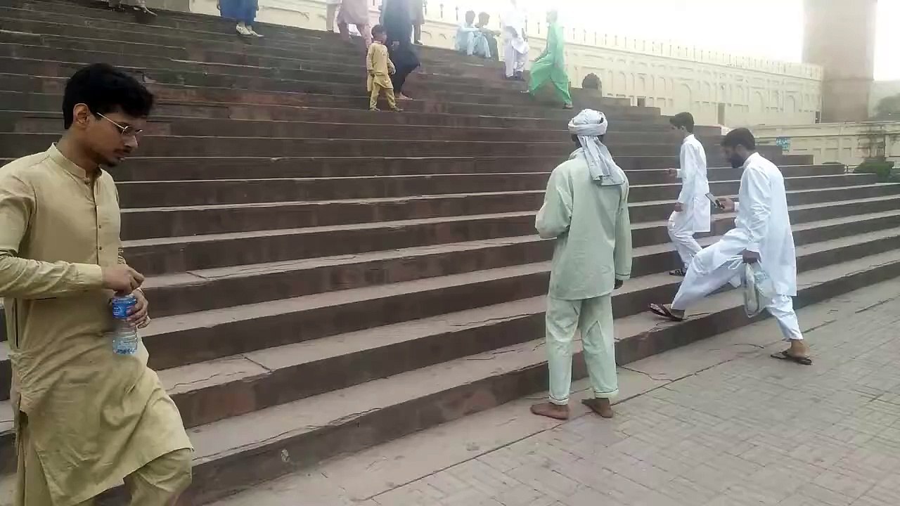 Simple but beautiful voice at Baadshahi masjid Lahore