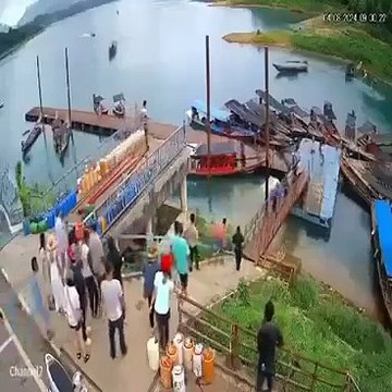 Tourist van plunges into resevoir in southern Thailand