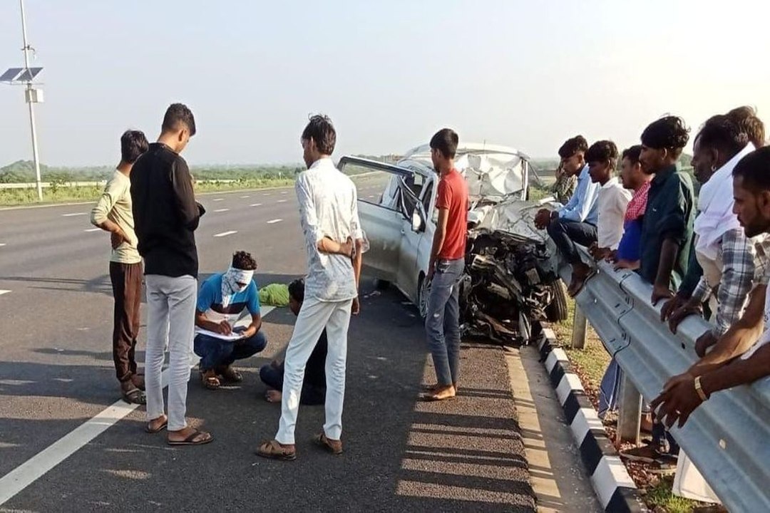 ट्रक में घुसी कार, भाई-बहन समेत चार की दर्दनाक मौत