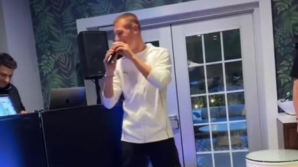 Camarda si esibisce al karaoke, Leao lo sfotte sui social