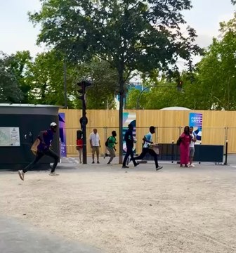 Pourquoi, alors qu’il y a des millions de #touristes #étrangers à #Paris en ce moment, les seuls qui viennent nous #voler nos #papiers soient nos propres #frères #africains ?!? #Paris2024Olympics #ParisOlympics #Paris2024