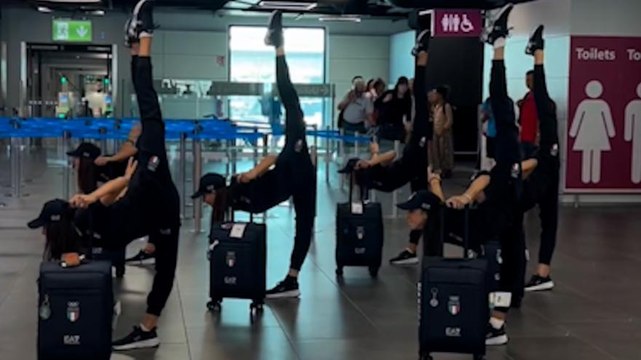 Ginnastica ritmica, le Farfalle sono a Parigi: che show in aeroporto!