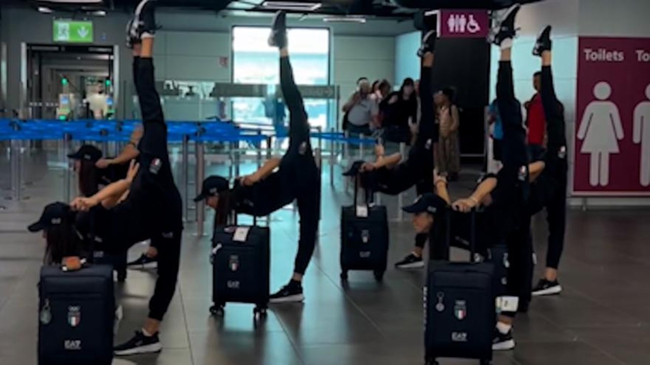 Ginnastica ritmica, le Farfalle sono a Parigi: che show in aeroporto!
