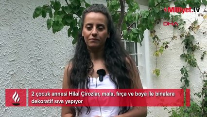 2 çocuk annesi Hilal, mala, fırça ve boya ile binalara dekoratif sıva yapıyor