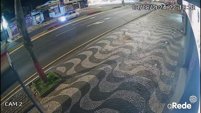 Câmera mostra acidente entre Jetta e Opala em Ponta Grossa