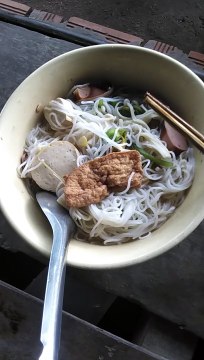 ăn bún với lẩu chay chua ngọt - Eat noodles with sweet and sour vegetarian hotpot - 甘酸っぱいベジタリアン鍋で麺を食べる
