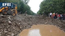 Operarios intentan reabrir la carretera que conecta a Cachemira con el desierto de Ladakh