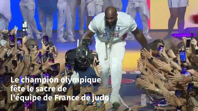 JO-2024: les judokas avec Riner fêtent leur titre par équipes dans le Club France
