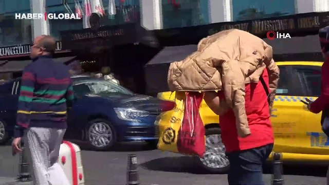 Taksim’de yerli ve yabancı turistlerin sıcak ile imtihanı