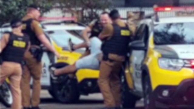 Mais louco que o Batman! Homem em surto invade igreja e ameaça fiéis