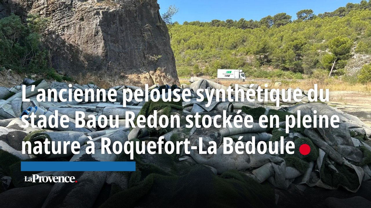 L’ancienne pelouse synthétique du stade Baou Redon stockée en pleine nature à Roquefort-La Bédoule