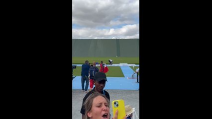 El esposo de Francisca Crovetto encabeza los festejos de Chile en París y así reacciona ella: emoción total